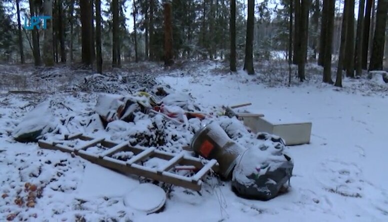 Atkritumu izmešana mežā ir nelikumīga