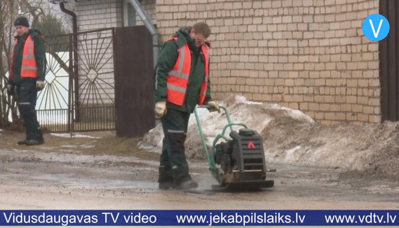 Jēkabpilī ar auksto asfaltu labo bedrītes