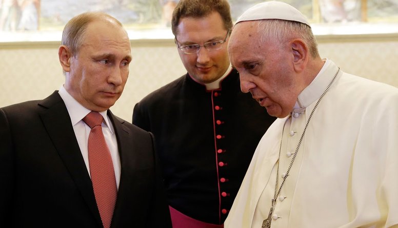 Putins tiekas ar pāvestu Francisku un nokavē vairāk nekā 50 minūtes!