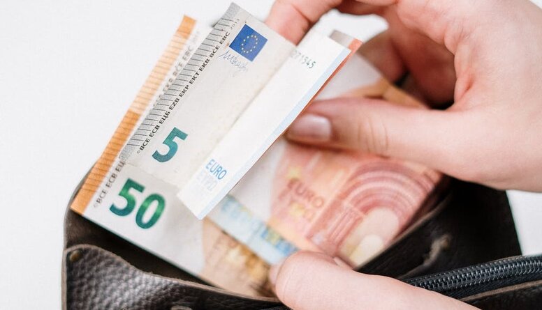Minimālā pensija pieaugs līdz 149 eiro. Kādi vēl pabalsti tiks celti ar 2021. gadu?