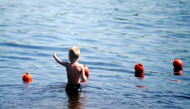 Biedrības "Peldēt droši" dibinātāja neiesaka pašiem bērnus mācīt peldēt
