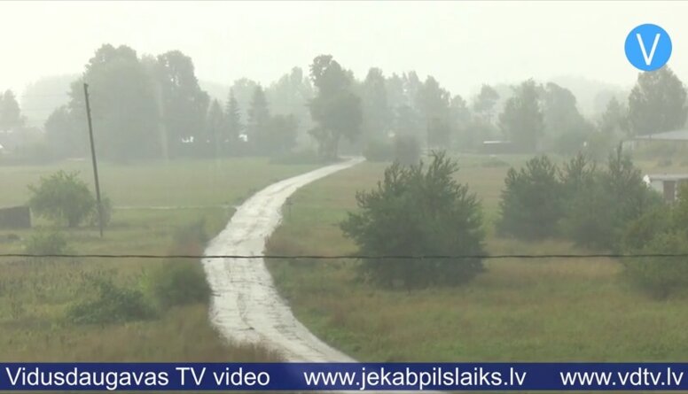 Jēkabpilī applūst ielas un stāvlaukumi