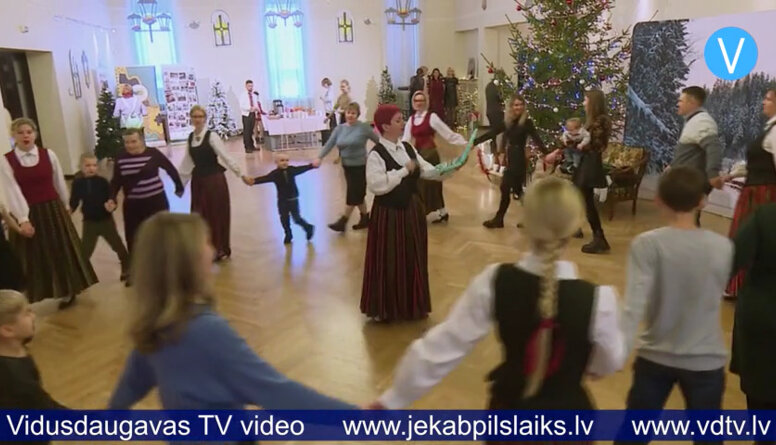 Jēkabpilī Ziemassvētku pasākumā saliedējas ukraiņu un latviešu ģimenes