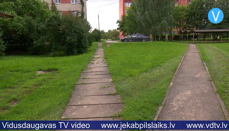 Sūdzas par gadu desmitiem ilgi neremontētajiem daudzdzīvokļu māju pagalmiem