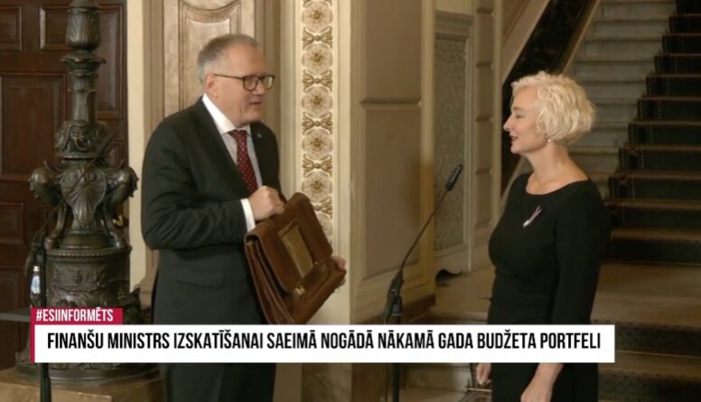 03.11.2023 Finanšu ministrs nogādā budžeta portfeli Saeimā
