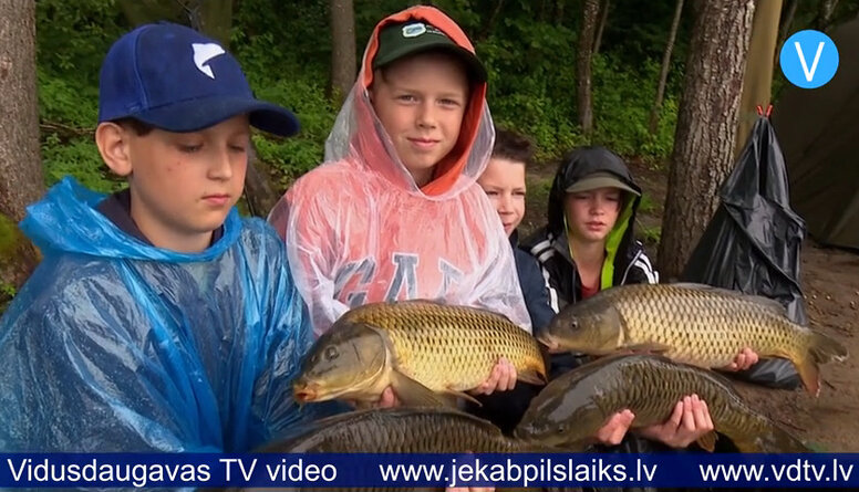 Pie Baļotes ezera norisinājusies makšķerēšanas nometne bērniem