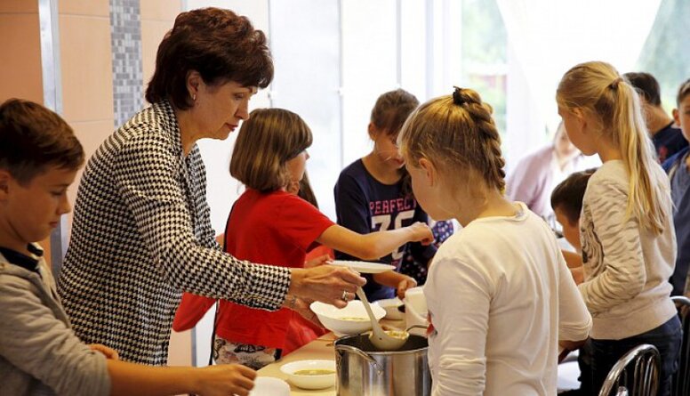 Увеличим зарплаты педагогов за счет отмены бесплатных школьных обедов