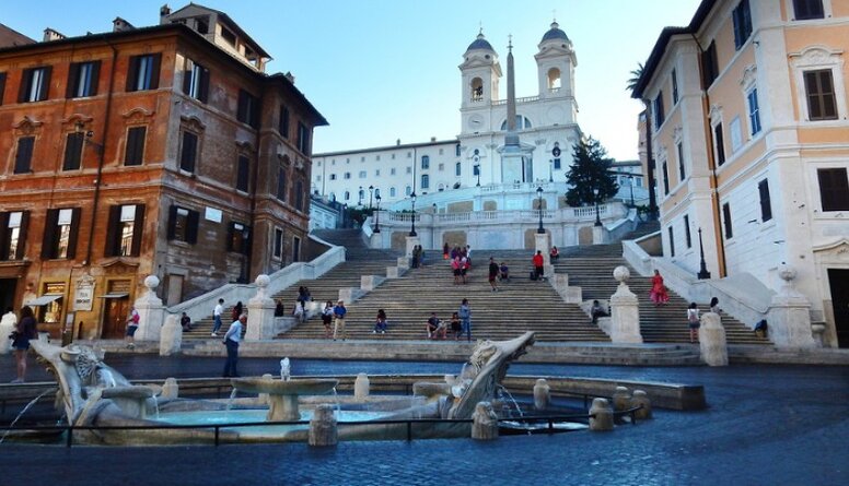 Romā tūristiem aizliegts sēdēt uz slavenajām "Spāņu kāpnēm"