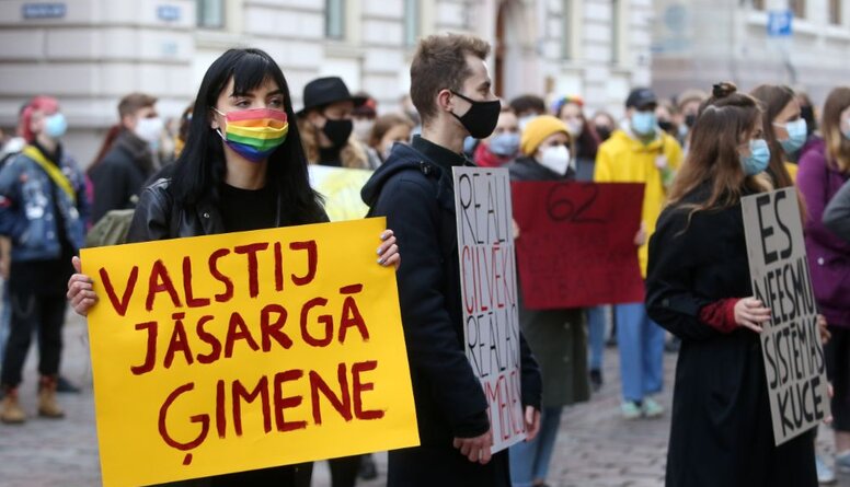 Pucens: Pa sētas durvīm mēģina ienest viendzimuma laulību reģistrāciju Latvijā