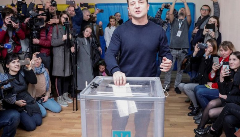 Daukšts: Šīs vēlēšanu cīņas Ukrainā izskatās pēc humora šova