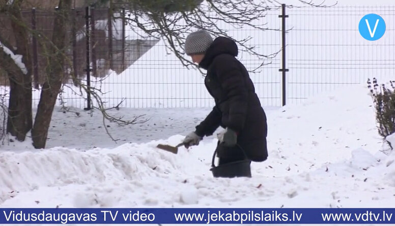 Jēkabpilī ietves un ielas apstrādā ar pretslīdes materiāliem