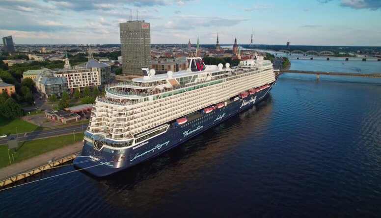 Rīgas ostā ierodas 316 metru garais kruīza kuģis "Mein Schiff 1”