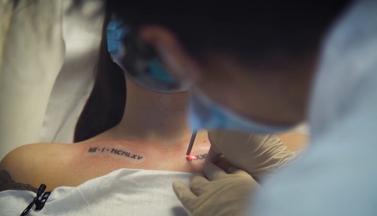 Medicīnas studente Marija uzsāk savu ceļu tetovējumu likvidēšanā