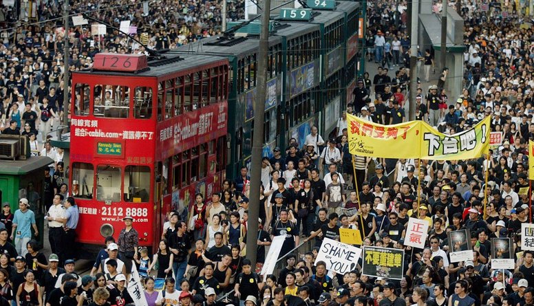 Protesta laikā Honkongas ielās iziet vairāk nekā 150 tūkstoši cilvēku