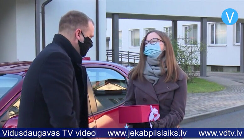 Jēkabpils slimnīcas aptiekas vadītājai dāvā braucienu ar jaunu automašīnu