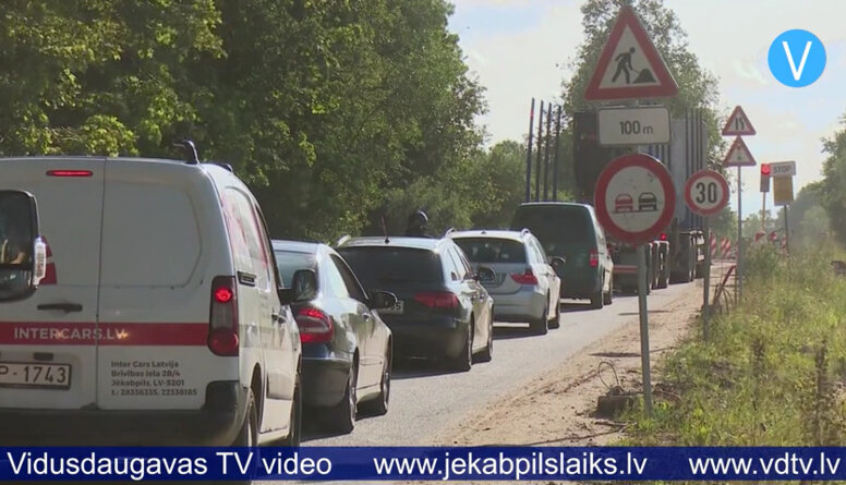 Iedzīvotāji sūdzas par ilgo gaidīšanu pie luksoforiem Zīlānu ielas remontdarbu posmā