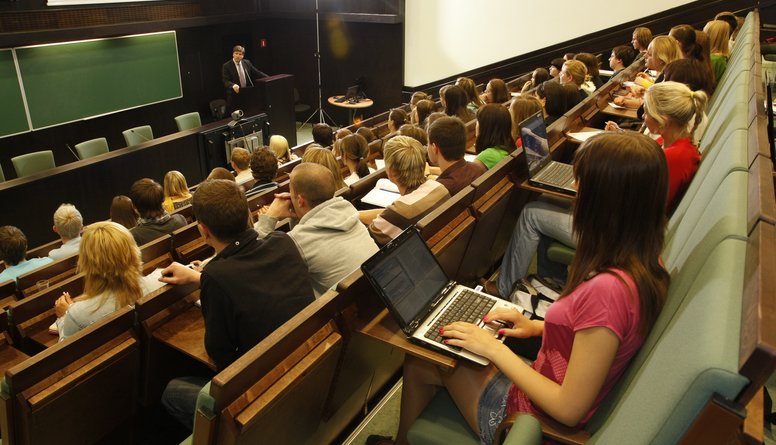 Kādu kategoriju studijas piedāvā Latvijas augstskolas?