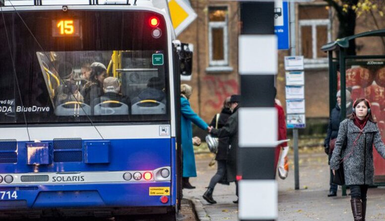 Vai policija pārbaudīs sejas aizsargu valkāšanu sabiedriskajā transportā?