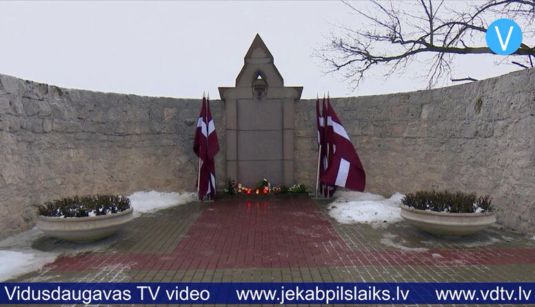 Ar ziedu nolikšanu Jēkabpils novadā sākas barikāžu atceres nedēļa