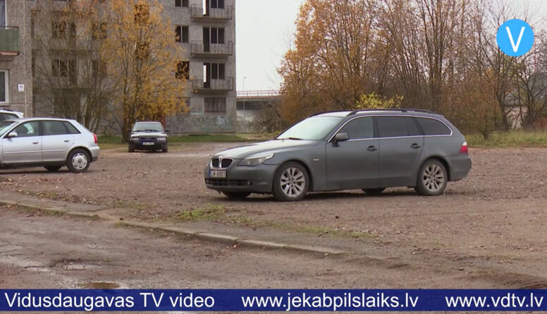 Nojauktā Auseklīša ielas grausta vietā izveidots automašīnu stāvlaukums