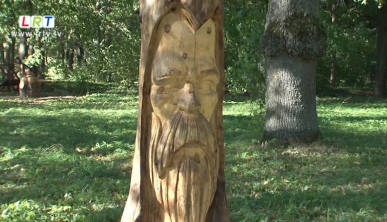 Dzejnieka Roberta Mūka piemiņai veltītas jaunas koka skulptūras