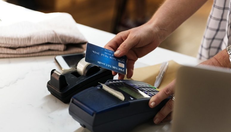 Horens Stalbe: Ar kredītkartēm sabiedrība ir vieglāk kontrolējama