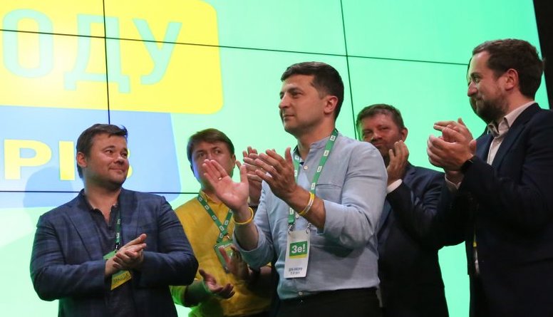 Ukrainas parlamenta vēlēšanās uzvarējusi Zelenska partija