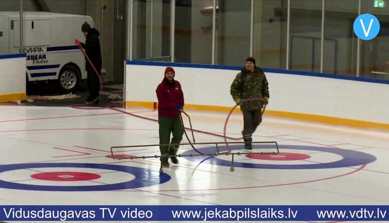 Jēkabpils hokeja arēnā lej ledu