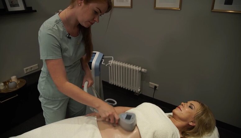 Iveta Lāce izmēģina ķermeņa skulpturēšanas procedūras