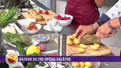 Zane Vaļicka gatavo siltos spāņu salātus