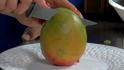 Austrālijas latviete Kristīne Saulītis demonstrē, kā pareizi sagriezt mango
