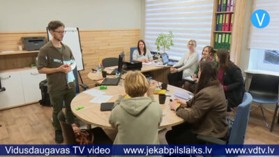 Norvēģu pārstāvis Jēkabpilī vada apmācības par vides kampaņu organizēšanu