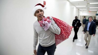 Sirsnīgi: Bijušais ASV prezidents Obama gaidot svētkus apdāvinājis slimnīcā esošos bērnus