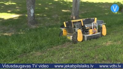 Jēkabpils uztic zāles pļaušanu 44 tūkstošus eiro vērtam robotam – vai tas attaisnos cerības?