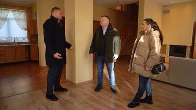 Jurkānu ģimene dodas apskatīt nekustamo īpašumu Jūrmalā