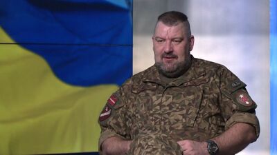 Skatītājs jautā: Kāpēc ukraiņu vienības neapšauda krievu vienības, kuri atkāpjas no Hersonas?