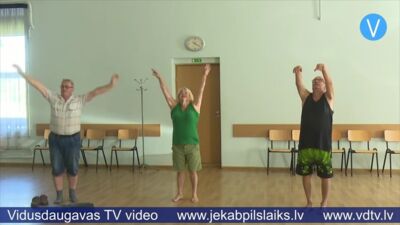 Ukrainis vada jogas nodarbības Jēkabpils senioriem