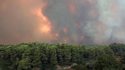 Atēnu apvidū plosās plašs meža ugunsgrēks