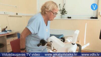 Paciente pēc aknas transplantācijas atguvusi kustību spēju
