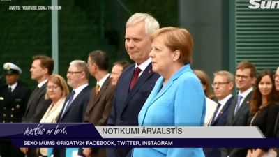 Mediji jau ceturto reizi fiksējuši Merkeles savdabīgo trīci