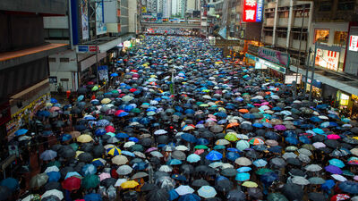 Nedēļas nogalē Honkongā izgājuši desmitiem tūkstošu protestētāju