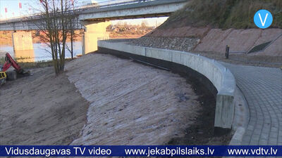 Jēkabpilī zem Daugavas tilta izveidots aizsargdambja savienojums
