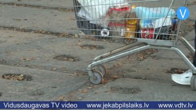 Tauta ziņo: veikala stāvlaukums Jēkabpilī atgādina šķēršļu trasi
