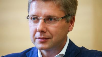 Ušakovs pieņēmis drosmīgu un tālredzīgu lēmumu, pauž Dombrovskis