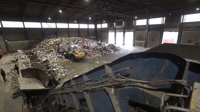 Kas notiek atkritumu poligonos un šķirošanas laukumos?