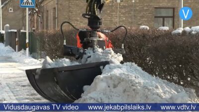 Jēkabpilī “atbrīvojas no ziemas” – sākusies sniega izvešana no pilsētas ielām