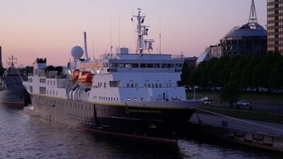 Rīgas ostā tiek sagaidīts ekspedīciju kruīzu flagmanis Nacional Geographic Explorer