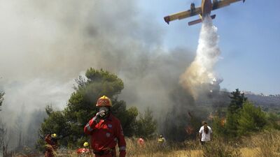 Atēnu pievārtē apturēta liela meža ugunsgrēka izplatīšanās