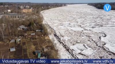 Vižņu sastrēgums Pļaviņās piesaista plūdu tūristus