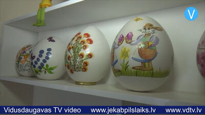 Pavāre brīvajā laikā darina ģipša olas ar dekupētiem ornamentiem